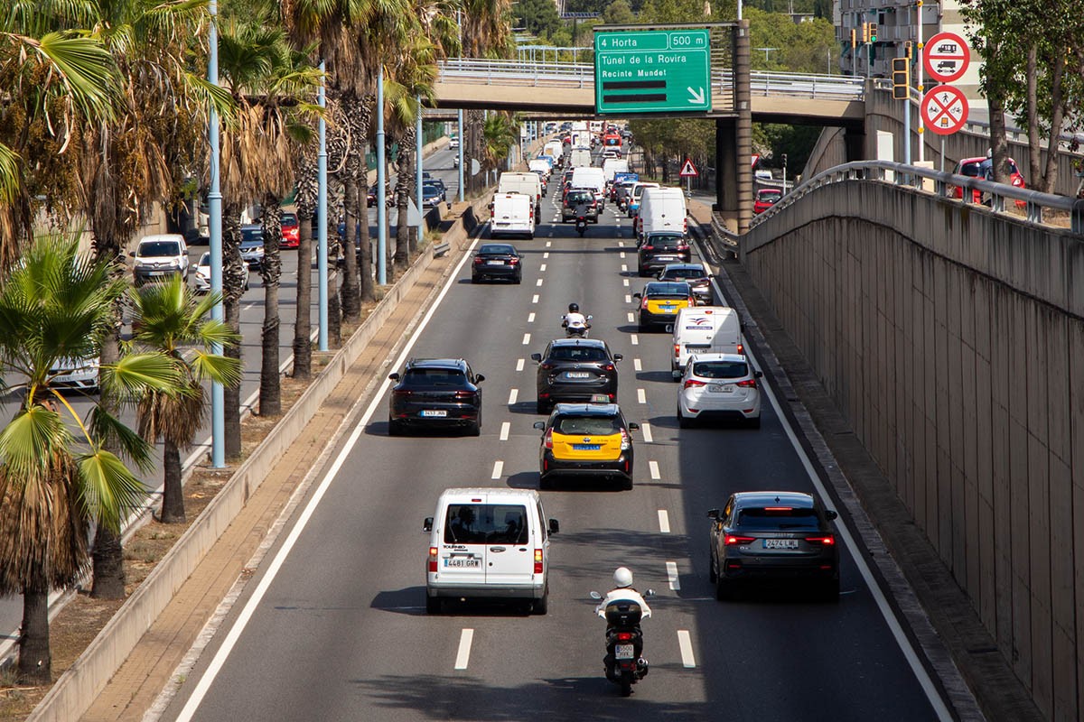 Noves retencions a la ronda de Dalt amb un carril tallat per un accident