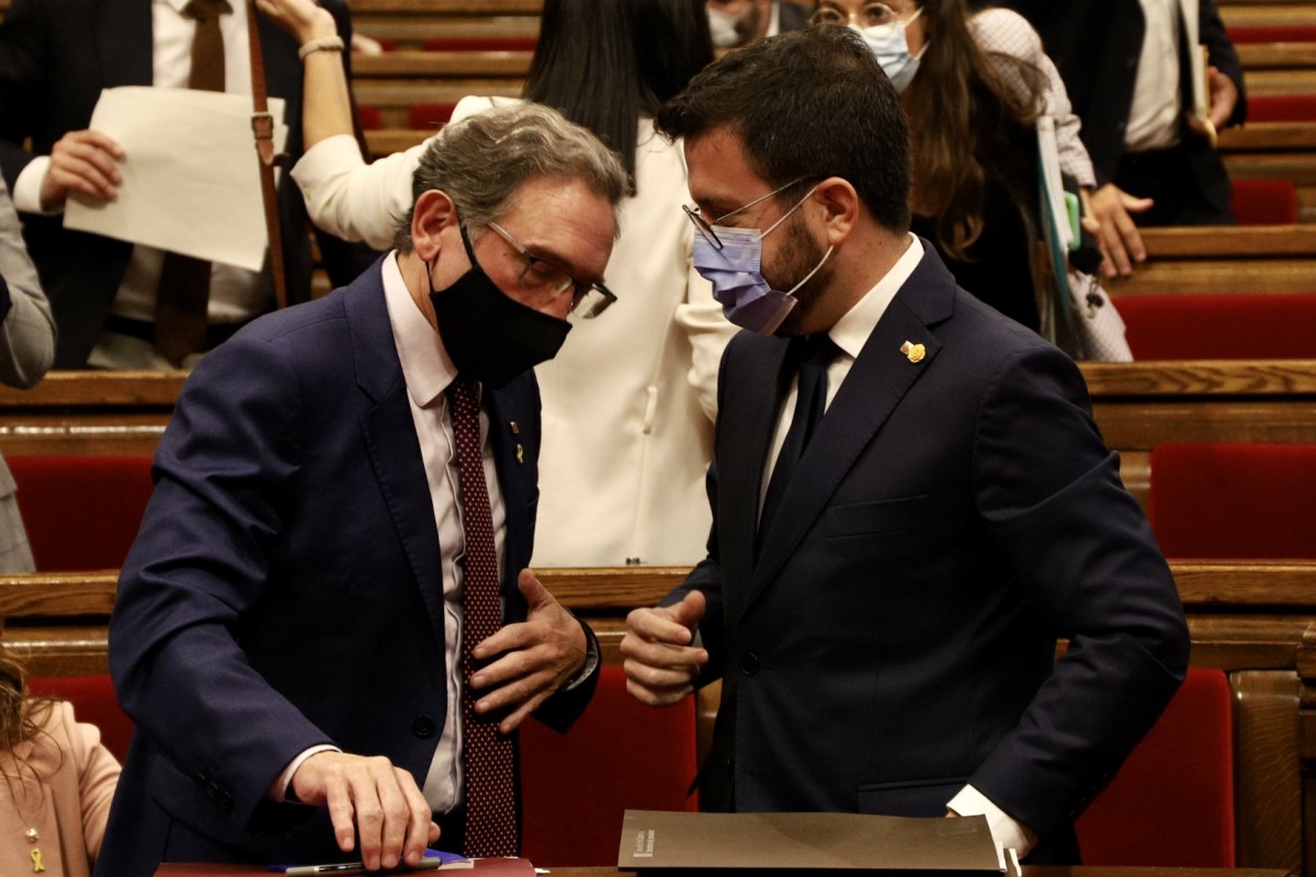 Pere Aragonès i Jaume Giró, en el debat de política general. - Gala Espín