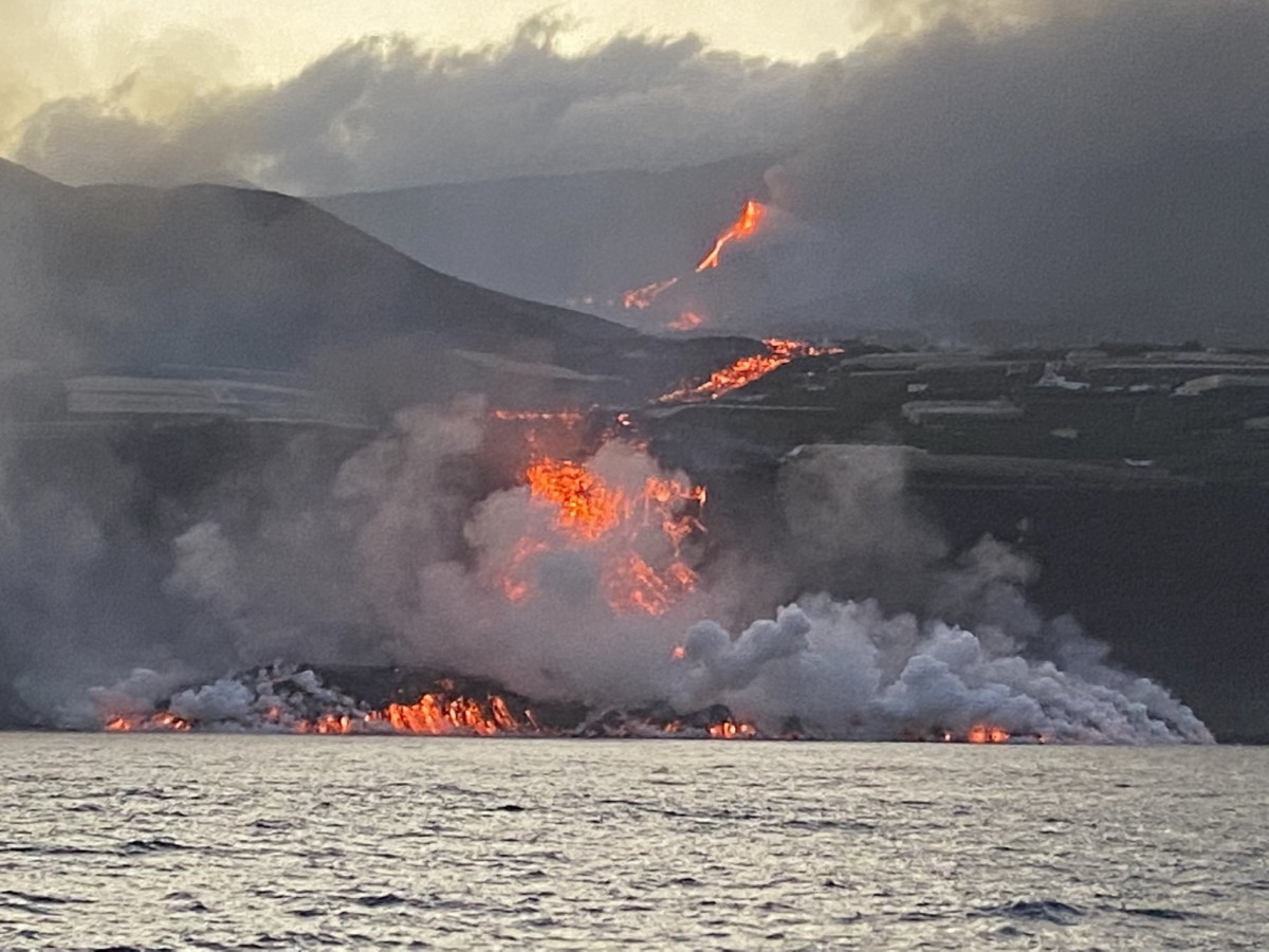 La lava del volcà de La Palma arriba al mar i comença a formar un delta