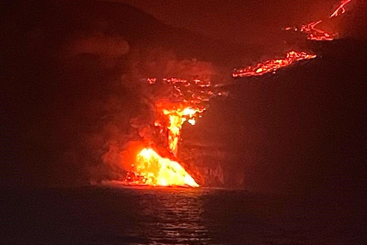 La lava del volcà, entrant al mar - Europa Press