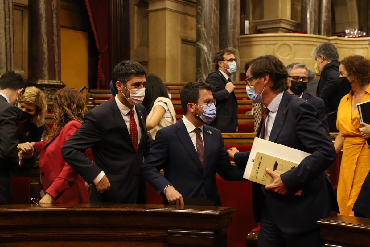 Aragonès, Puigneró i Illa, al Parlament. - Gala Espín