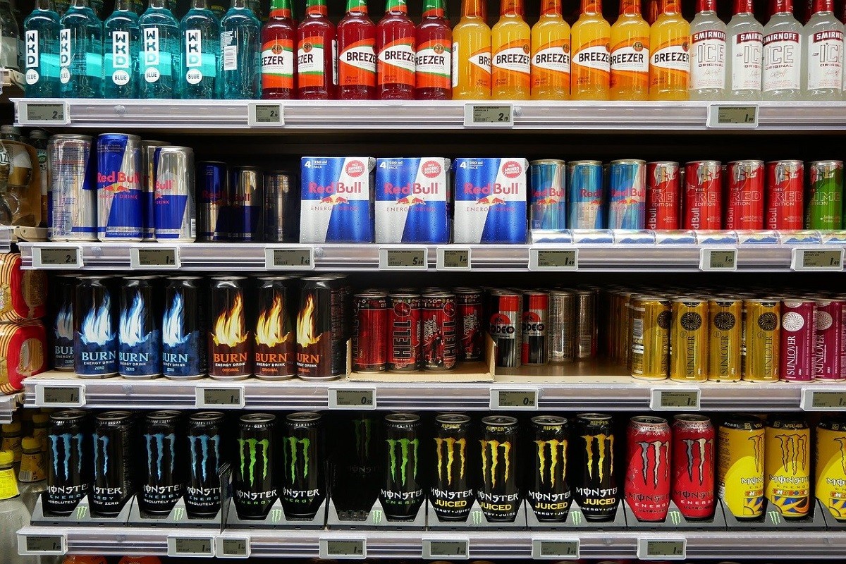 Catalunya estudia prohibir les begudes energètiques als menors d'edat