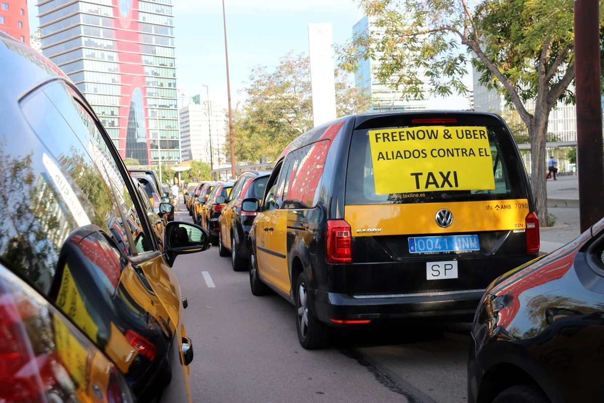Els taxistes es manifesten contra la competència de les VTC per «liberalitzar el mercat»