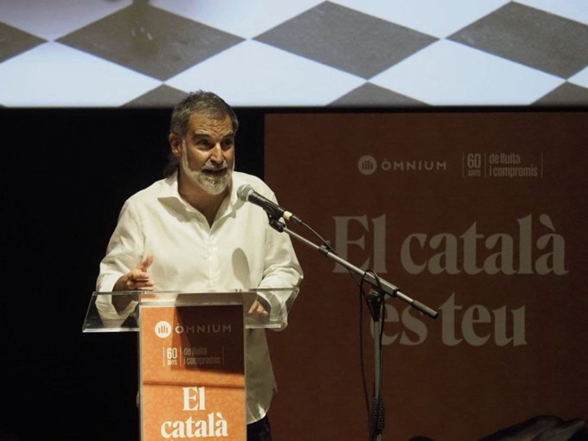 Òmnium impulsa una «triple línia d'actuació» per plantar cara a l'ofensiva contra el català