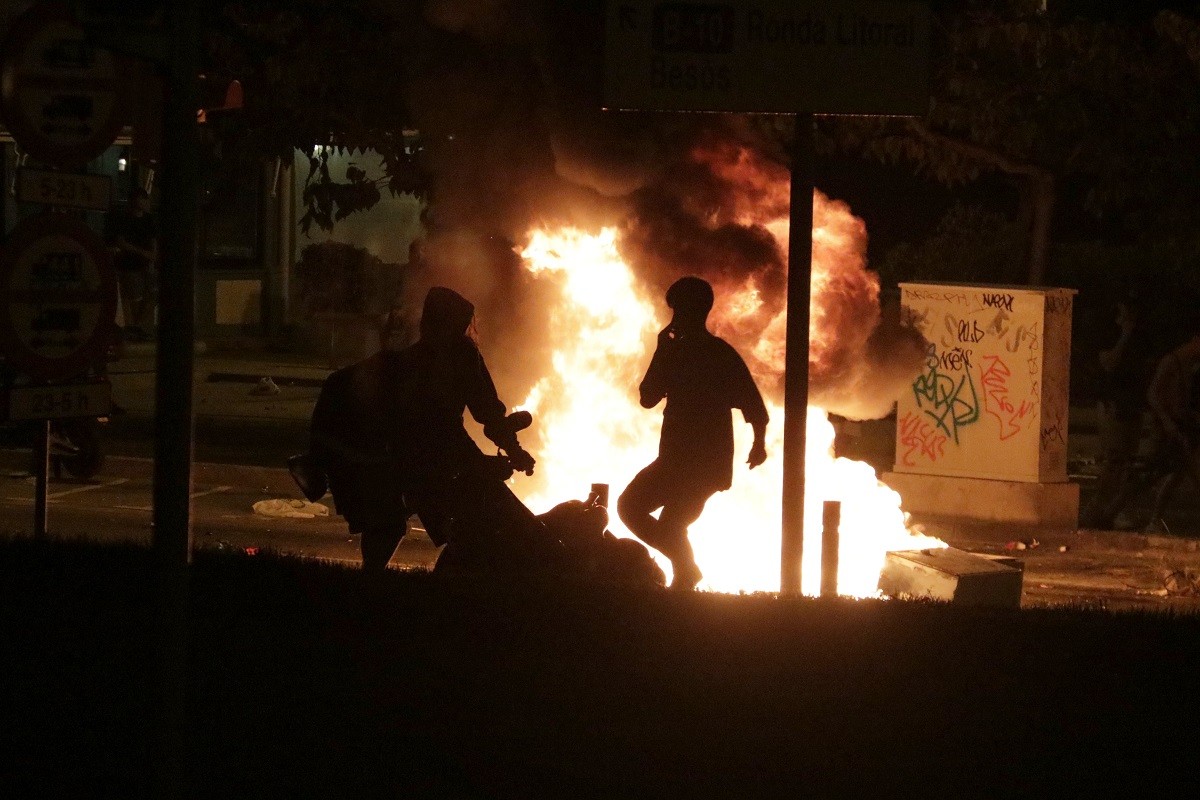 El macrobotellot es trasllada al Bogatell amb més robatoris, destrosses i atacs als Mossos