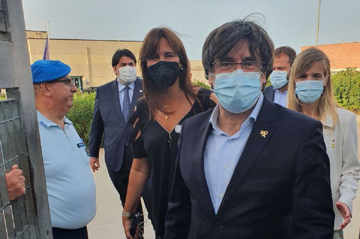 Carles Puigdemont sortint de la presó de Sardenya - Junts per Catalunya