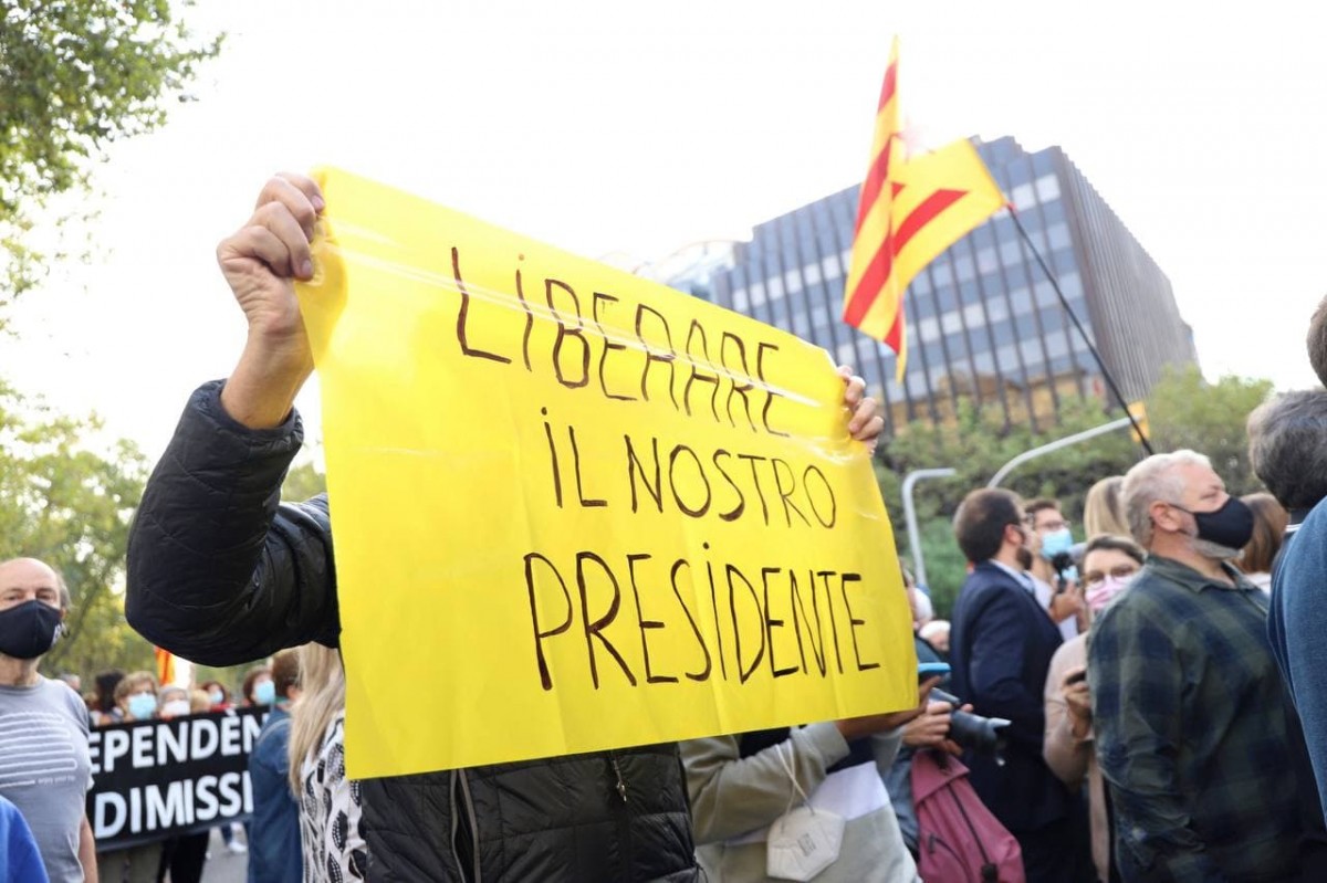 Centenars de persones protesten davant el consolat italià per la detenció de Puigdemont