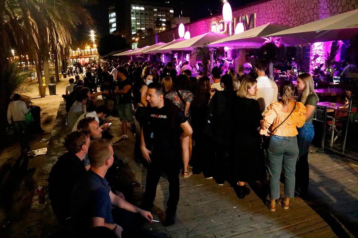 Poc ambient en la primera nit de reobertura de l'oci nocturn