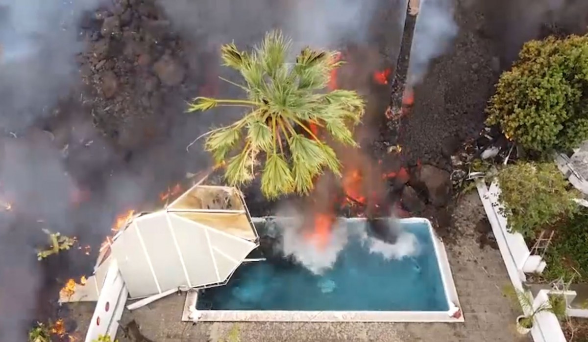 Què passa quan la lava toca l'aigua? Impressionant exemple en una piscina de La Palma