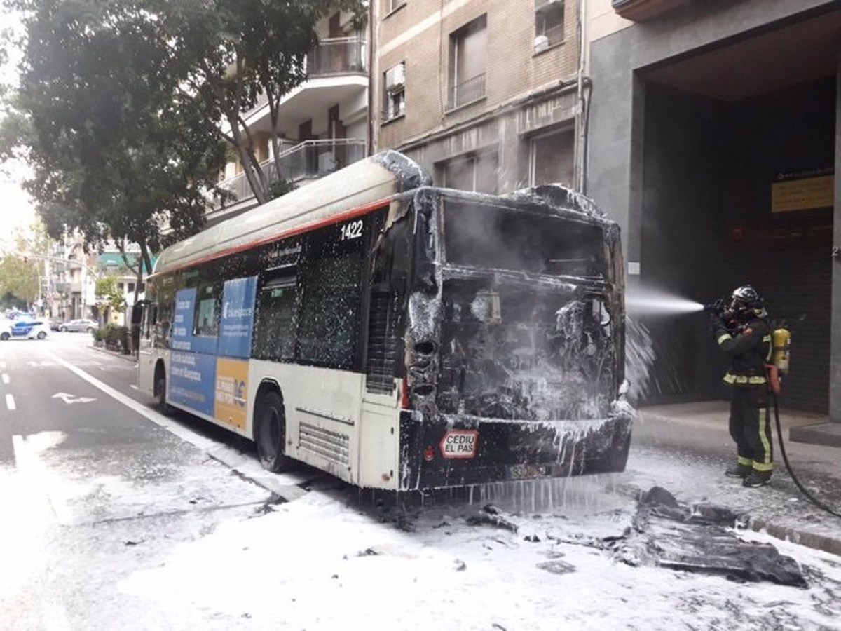 Crema un autobús en ple servei a Barcelona
