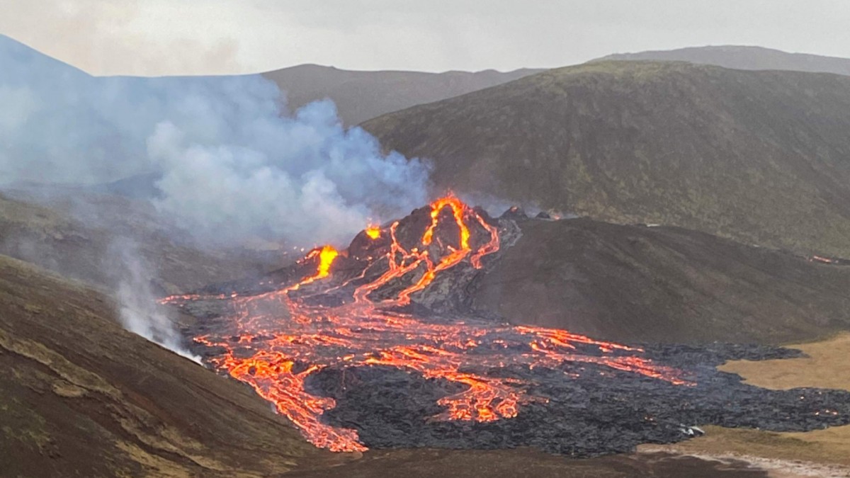 Esfereïdores imatges de la lava del volcà engolint cases a La Palma