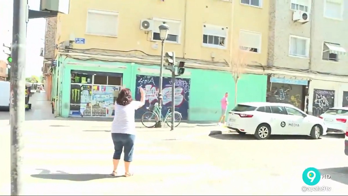 Intenten robar la bicicleta a una dona enmig d'un directe