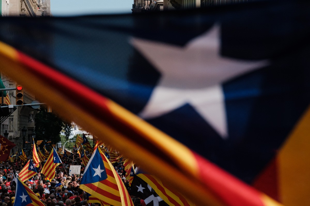 Desenes de milers de persones omplen de gom a gom la Vila Laietana en la primera gran manifestació independentista des de l’esclat de la pandèmia  - Adrià Costa