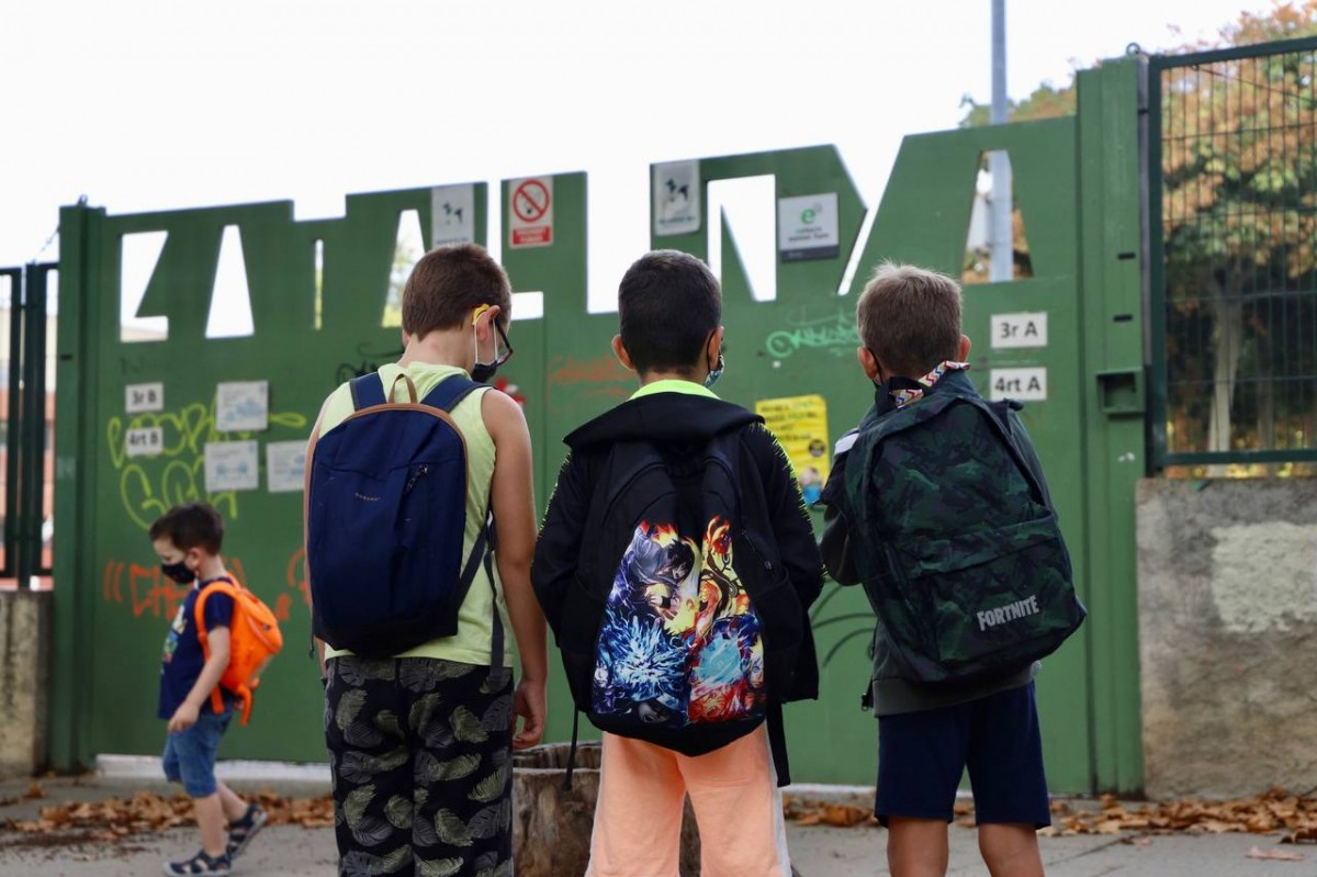 Alumnes que esperen davant l'entrada a l'escola l'inici del curs escolar 2021-2022 - Gala Espín