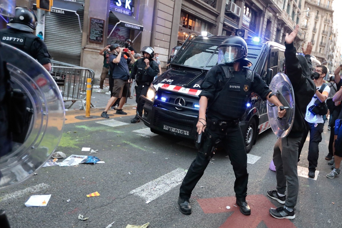 Condemnat a sis mesos de presó per llançar una tanca contra els mossos l'11-S 