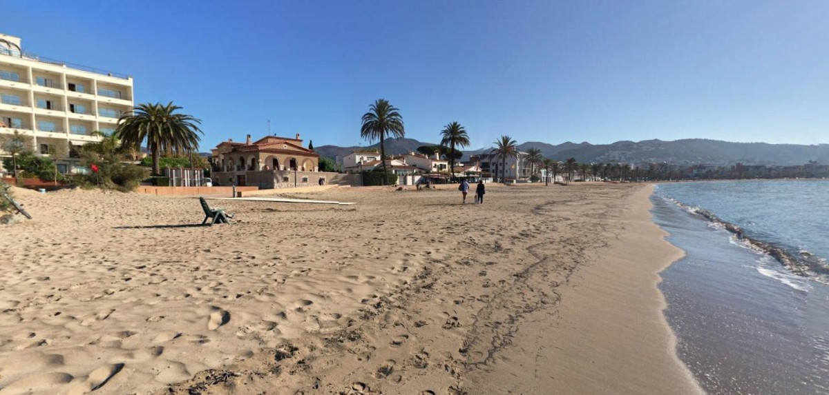 Mor ofegat un home de 75 anys a la platja del Rastrell de Roses