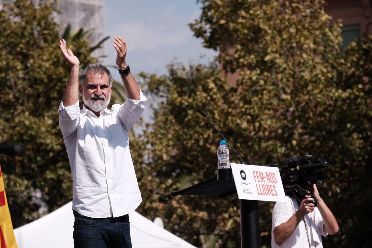 Òmnium promou un front comú per pressionar perquè hi hagi més català en la llei de l'audiovisual