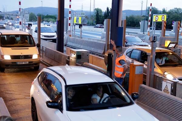 El Govern valora tornar a instal·lar carrils addicionals a l'AP-7 i la C-32 per evitar embussos en hores punta