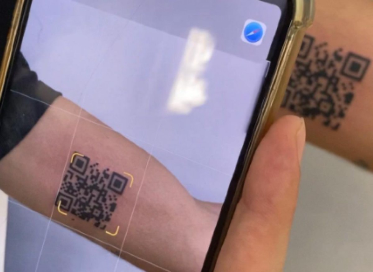 Un jove es tatua el codi QR del seu certificat Covid