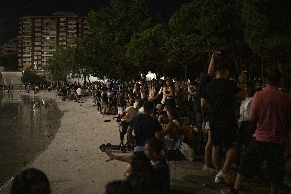 Aglomeracions a Sants durant la Festa Major - Europa Press