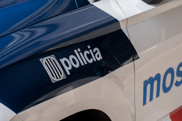 Detingut un home a Barcelona mentre robava amb violència a una persona sense llar