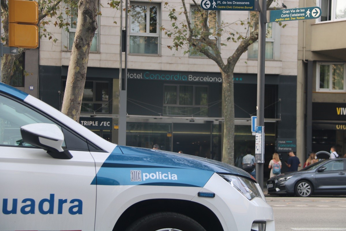Un cotxe dels Mossos davant l'Hotel Concòrdia de Barcelona, on s'ha produït el crim - ACN