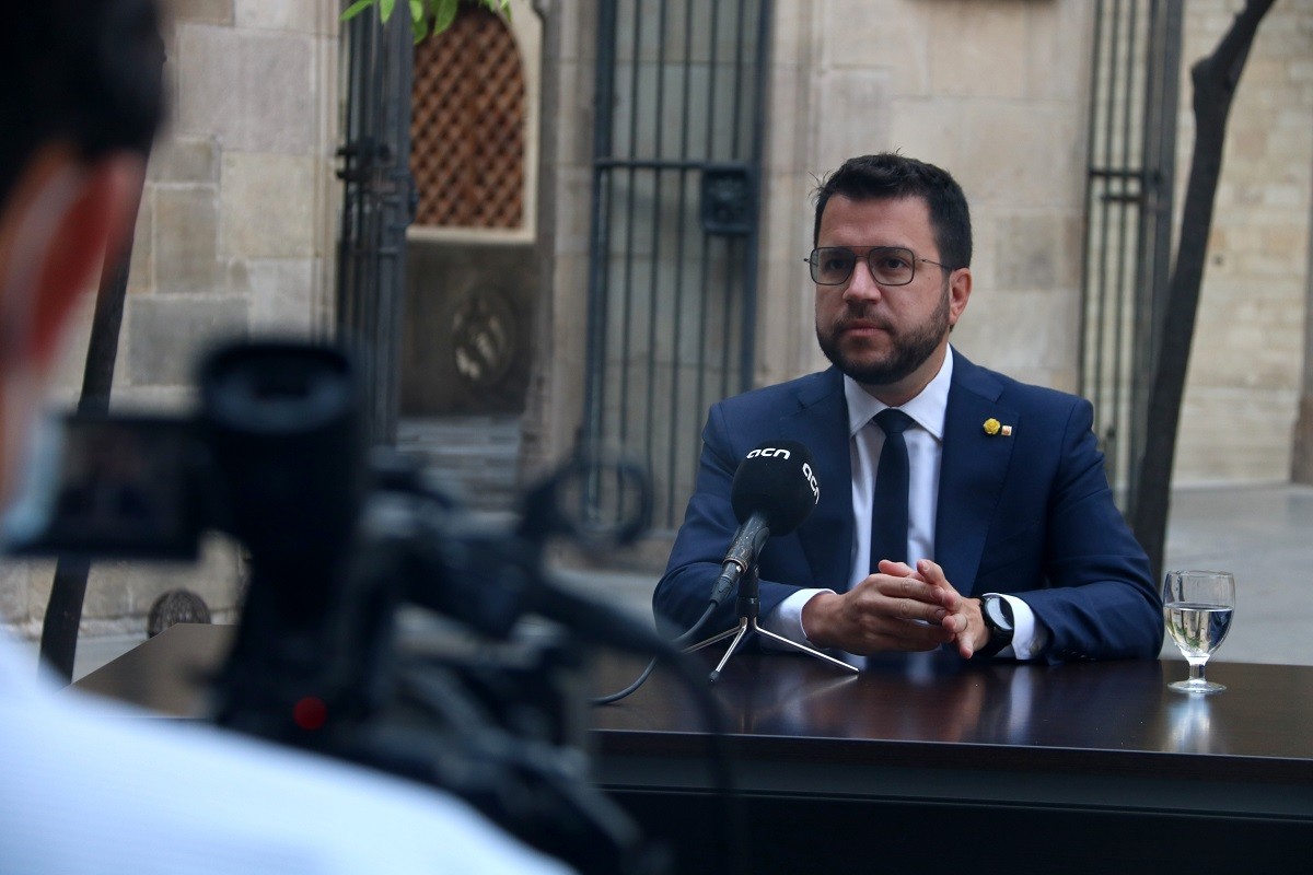 Aragonès parla amb Sánchez i s'ofereix per acollir tants refugiats afganesos «com faci falta»