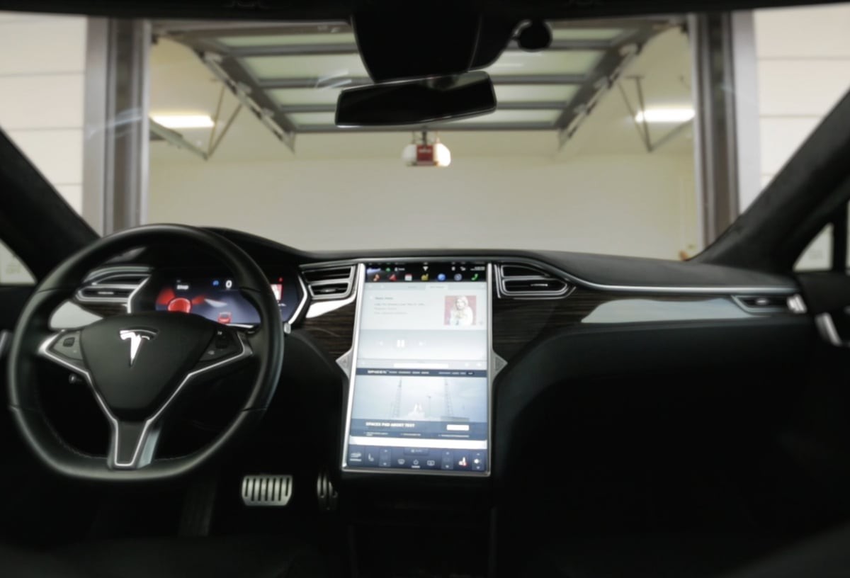 Tesla, primera empresa automobilística que afegeix el català als seus cotxes