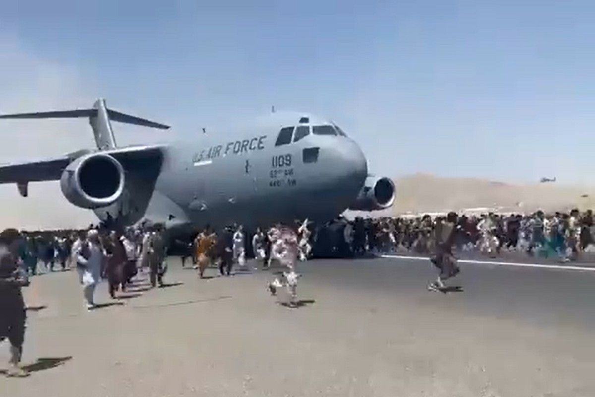 Desesperació a l'aeroport de Kabul: afganesos s'aferren als avions per fugir dels talibans