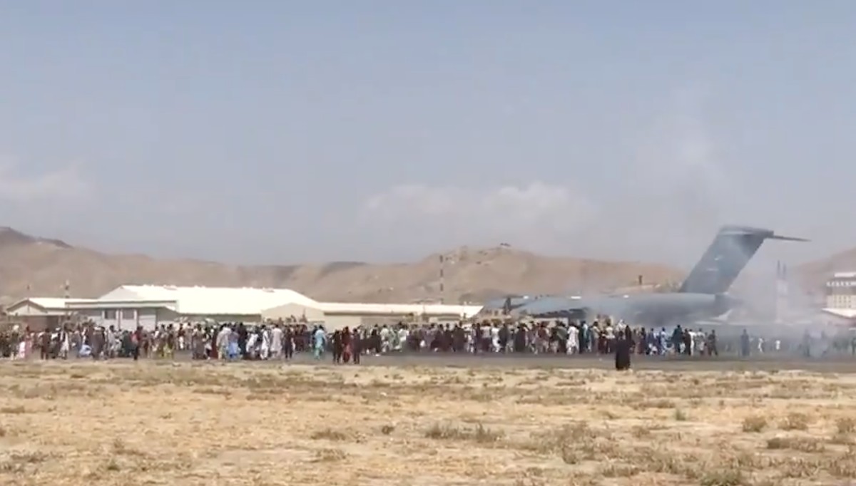 Almenys 5 morts en ple caos a l'aeroport de Kabul per fugir de l'Afganistan