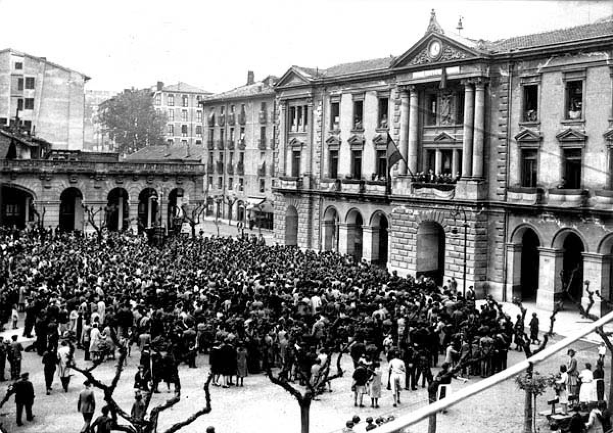 La plaça Unzaga d’Eibar, amb la tricolor penjada al balcó de l’ajuntament - @RetoHistorico