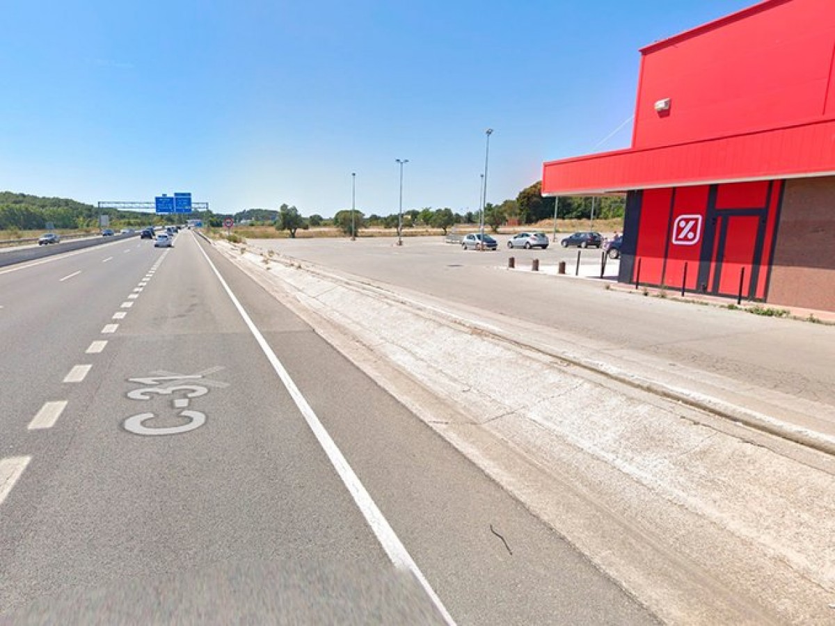 Moren els dos ocupants d'una moto a Palamós en xocar contra una camió aparcat