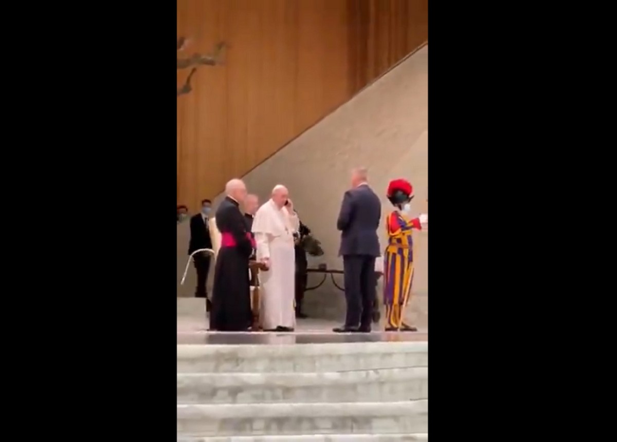Insòlit moment del Papa Francesc: atén una trucada en plena audiència al Vaticà