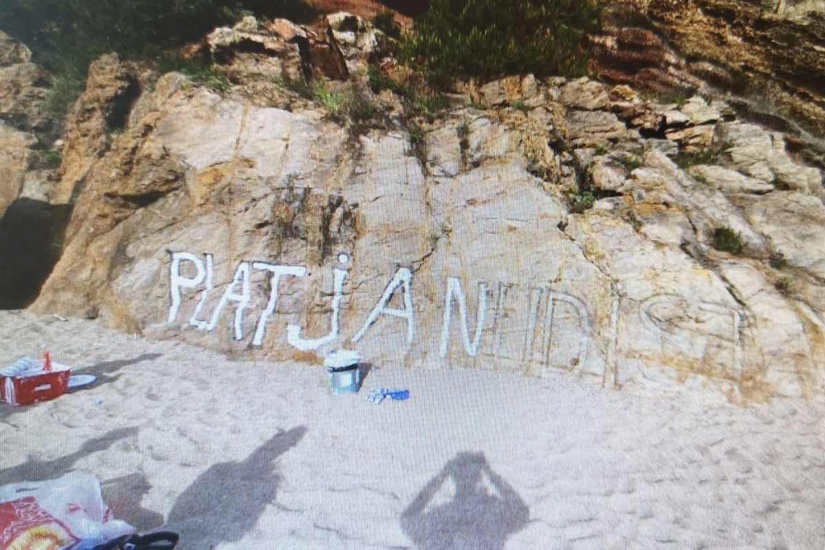 Multen una dona amb 1.420 euros per  pintar «platja nudista» en una cala de Begur