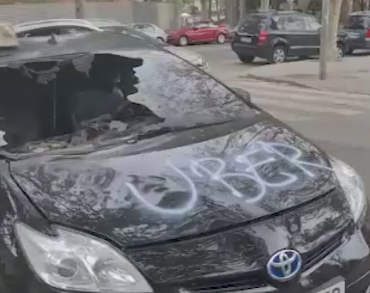 Cremen un taxi a Badalona i li pinten la paraula «Uber» al capó