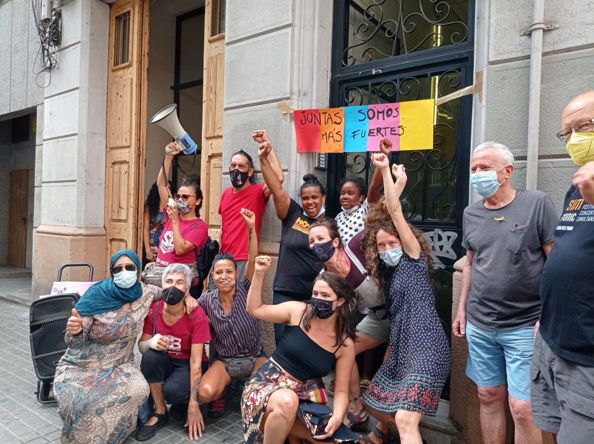 Aturat el desnonament amb data oberta d'una família amb una menor al Poble-sec