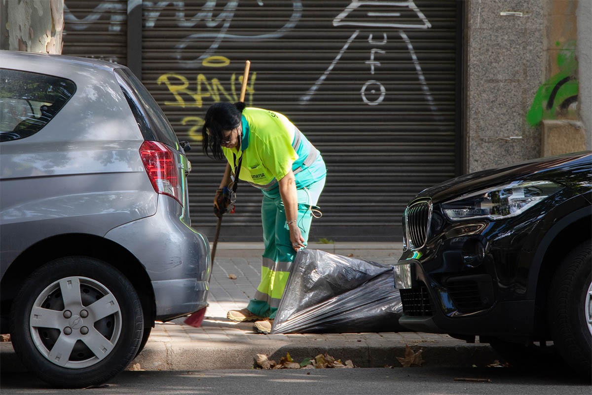 Agredeixen i amenacen amb una pistola un escombriaire a Sabadell