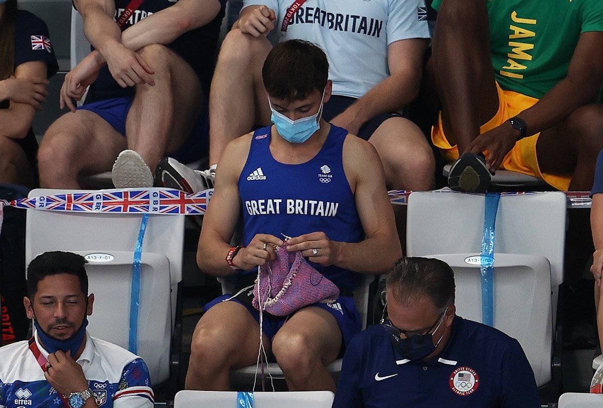 El campió olímpic Tom Daley fa ganxet a la graderia