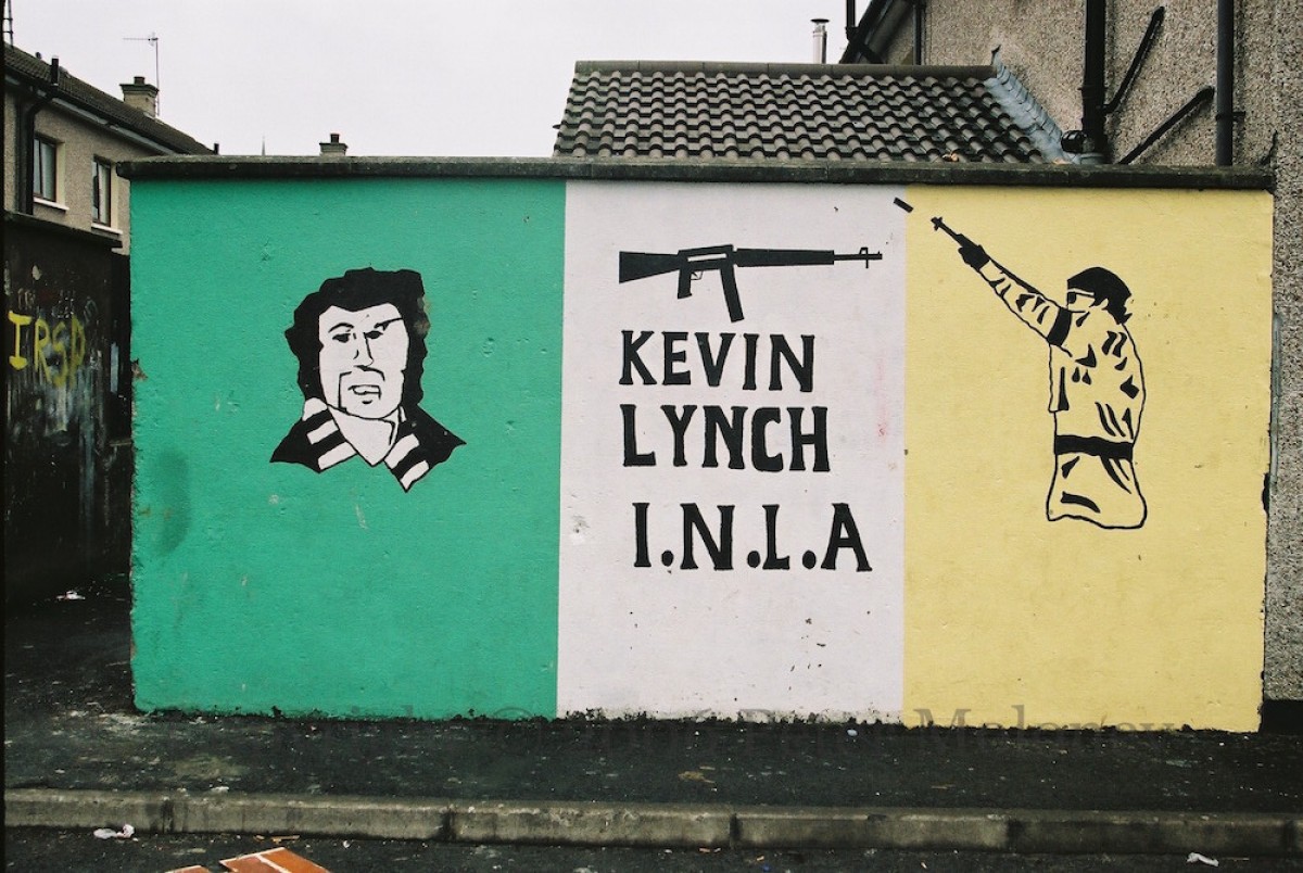 Mural a Derry en record de Kevin Lynch amb els colors de la bandera irlandesa - Peter Moloney Collection