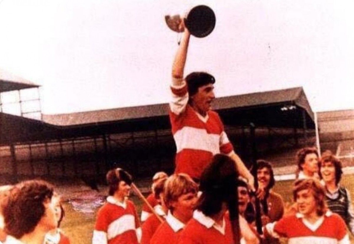 Kevin Lynch, capità del combinat de Derry, aixeca la copa de campió d’Irlanda sub16 de 1972 a l’estadi Croke Park de Dublín - @buff_egan