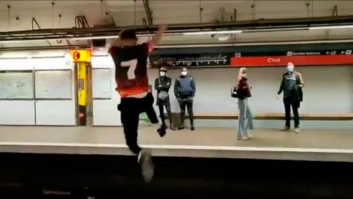 Vídeo | Busquen un noi que va saltar davant d'un metro per sobre les vies