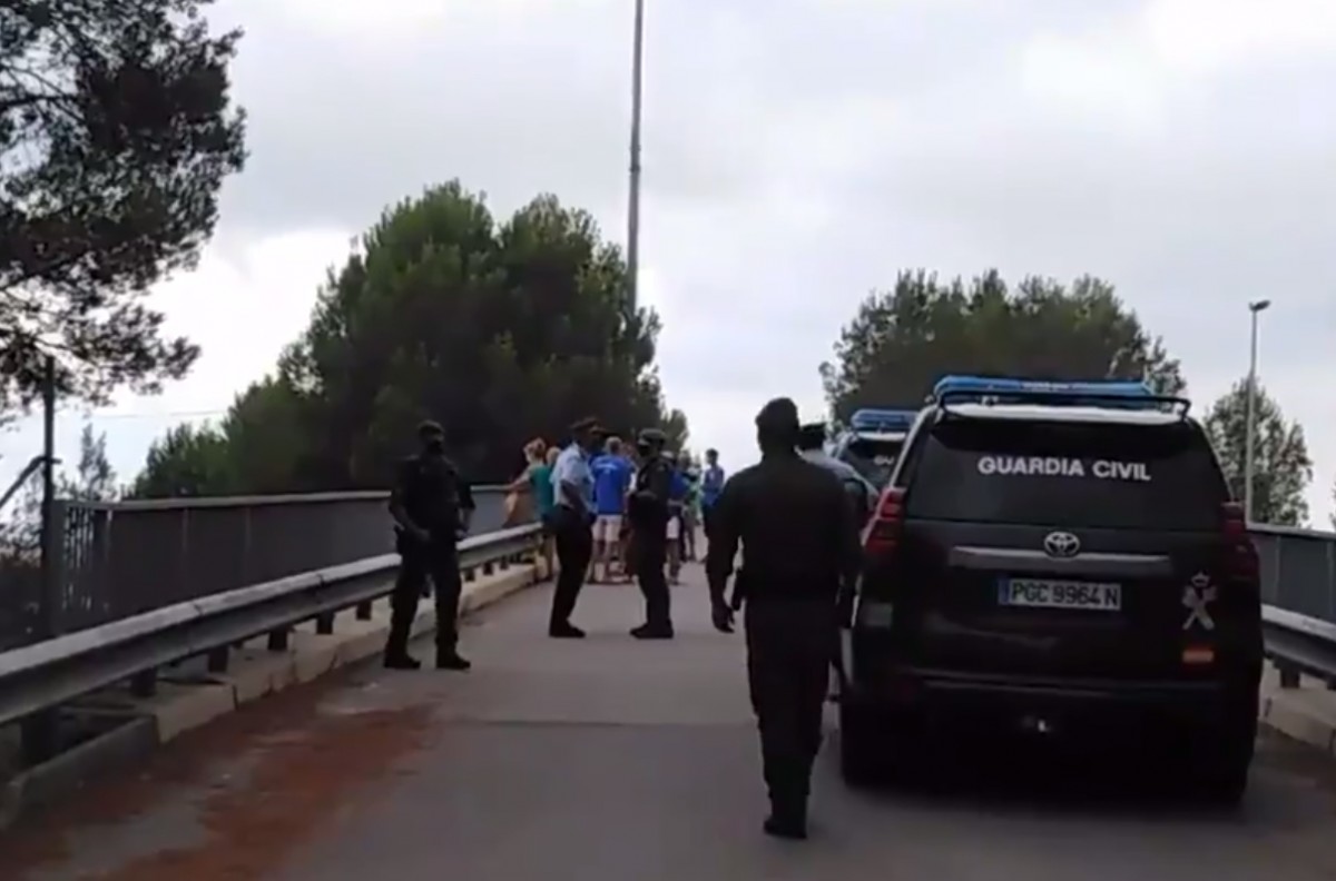 Vídeo | La Guàrdia Civil reté i identifica membres de l'ANC per penjar estelades a l'autopista 