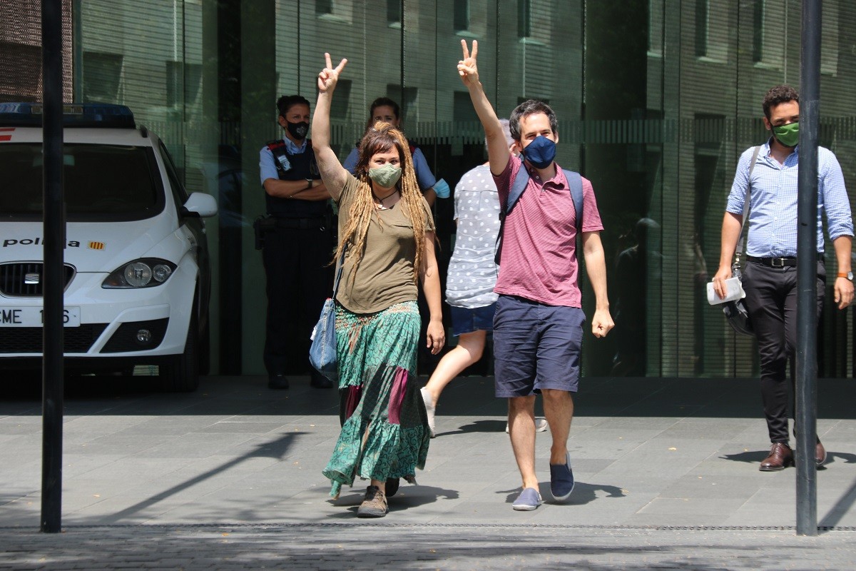 Absolts el portaveu del Sindicat de Llogaters i dos inquilins per una protesta contra una immobiliària