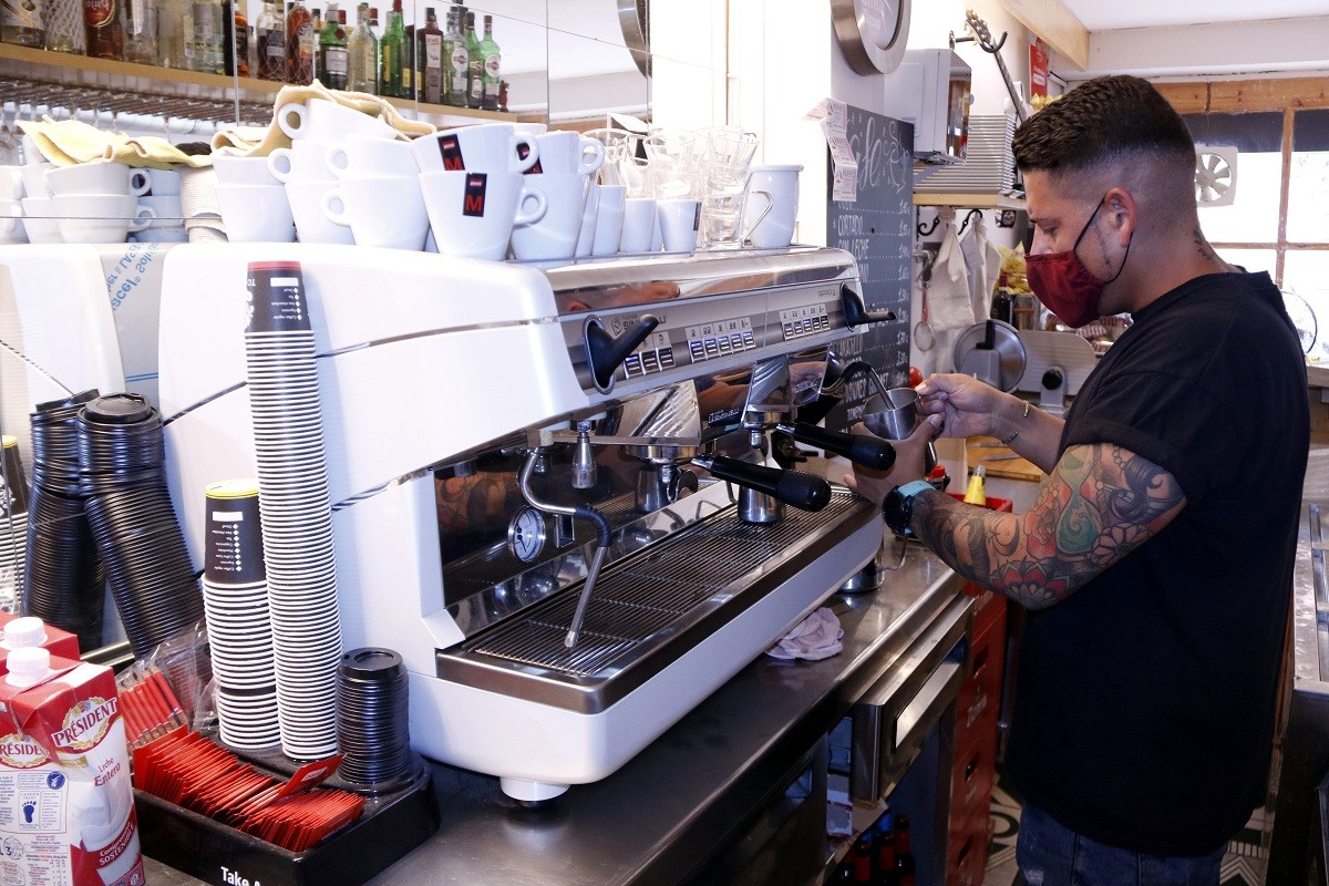 Un cambrer serveix un cafè. - ACN