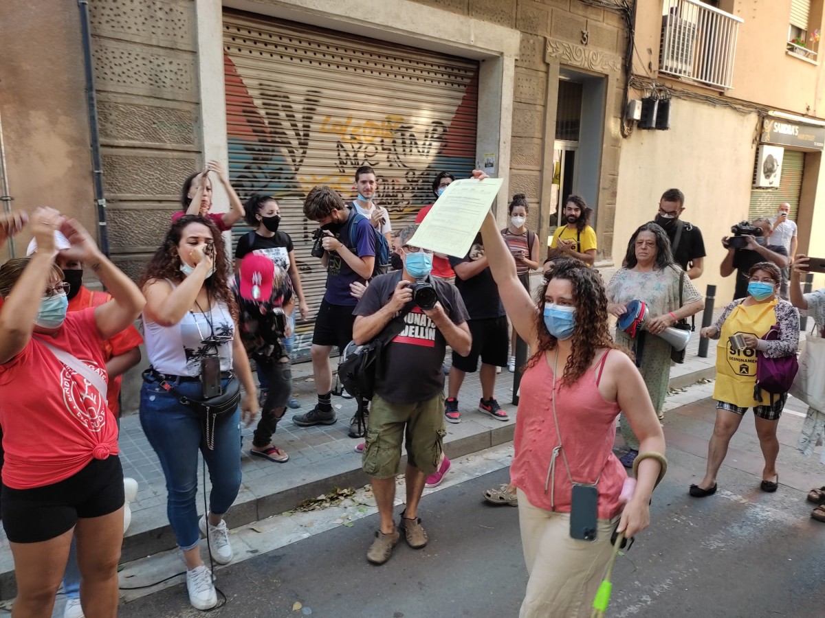 La resistència veïnal atura el desnonament d'una mare i dues filles amb discapacitat a Sants