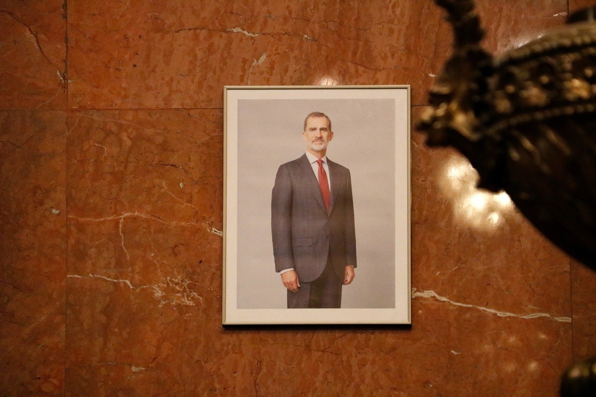 Colau obeeix a mitges i col·loca una foto de Felip VI a la sala de plens
