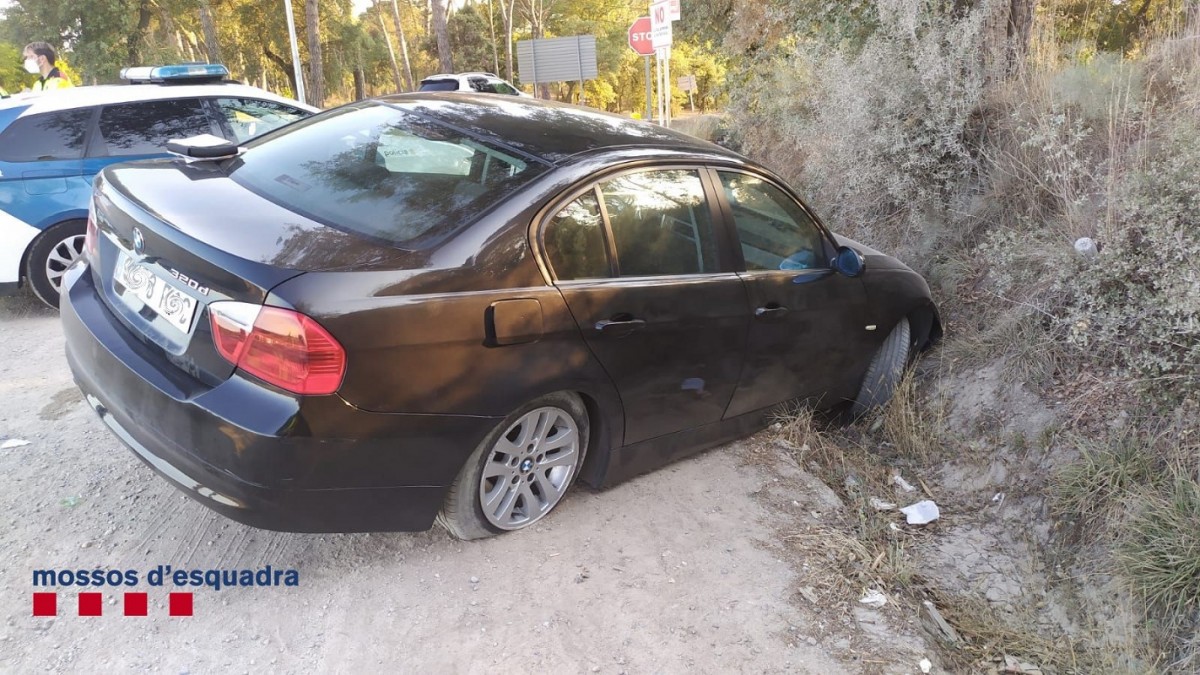 Un home begut estimba el cotxe a Caldes de Malavella, deixa el fill menor d'edat a una rotonda i fuig a peu