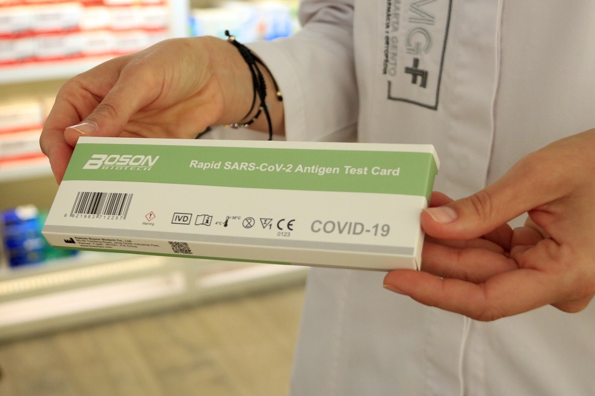 Així es pot fer un test d'antígens a casa