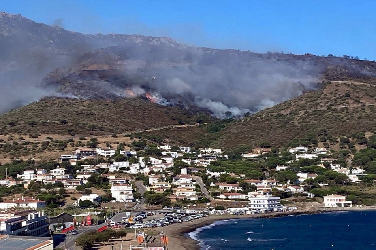 Els Mossos busquen l'autor de l'incendi de Llançà, que ha cremat 410 hectàrees