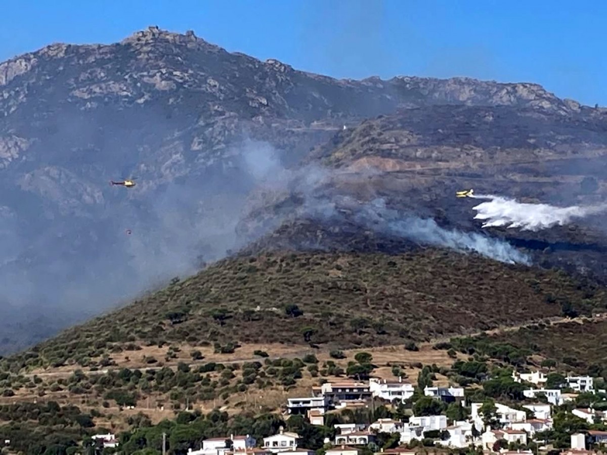 Gran incendi a l'Alt Empordà: ja hi ha 410 hectàrees afectades, la majoria del Parc Natural del Cap de Creus